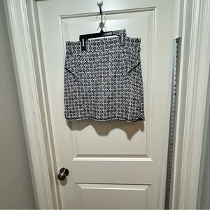 Talbots Blue and White Geometric ladies size M skort. Like New. Soft material